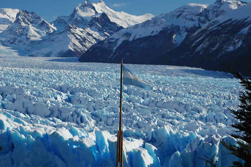 Argentina 027 - parque nacional de los glaciares - glaciar Perito Moreno - bandera.jpg